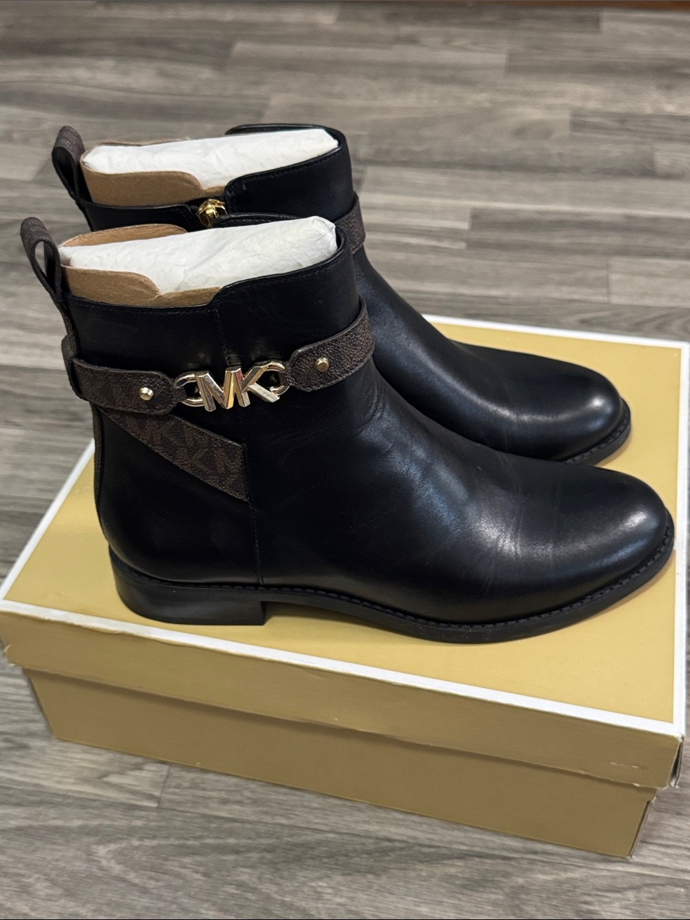 Michael Kors Farrah Flat Bootie womenโs sz 6.5